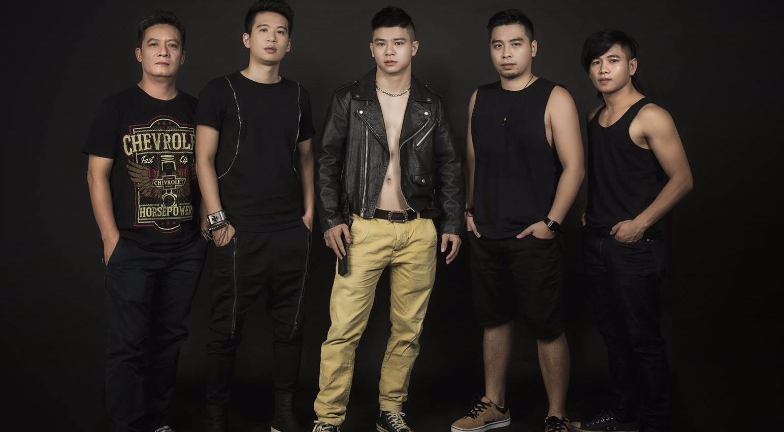 Ngu Cung choi acoustic trong su kien ky niem 10 nam ra mat hinh anh