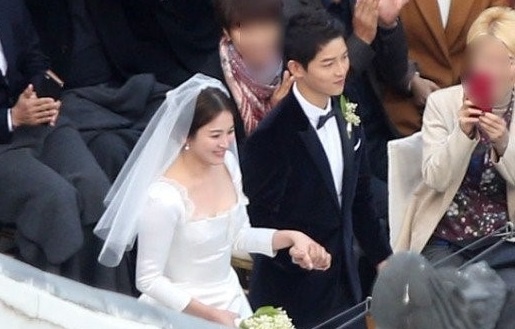 Song Hye Kyo dien vay cup nguc goi cam trong le cuoi hinh anh