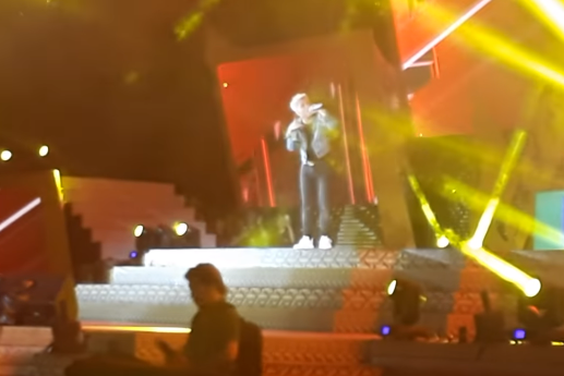 Son Tung chay khoi dam dong hinh anh