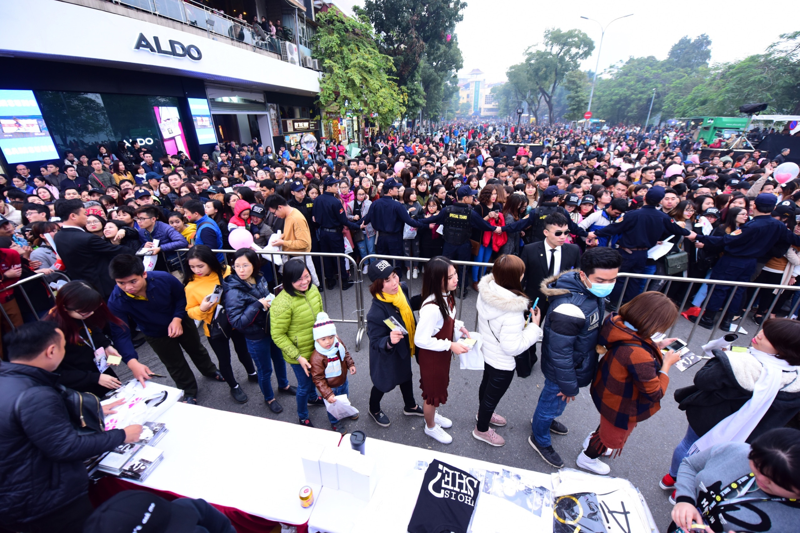 Ca ngay doi trong gia lanh, fan gao thet khi My Tam dung ky tang hinh anh