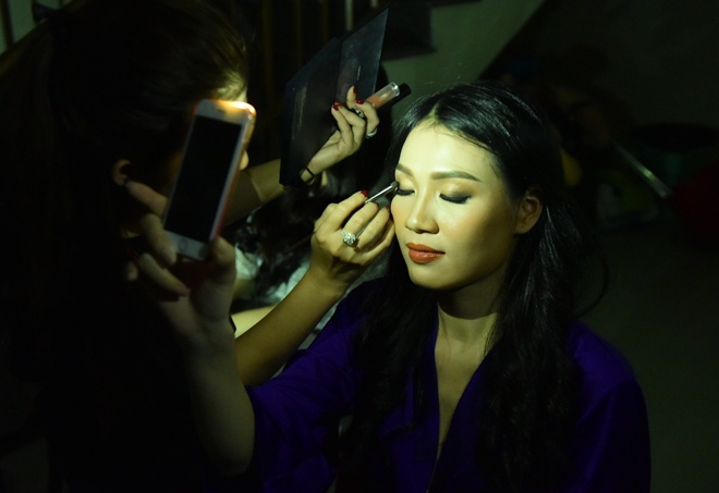 Thi sinh Hoa hau Hoan vu phai trang diem trong anh den dien thoai hinh anh