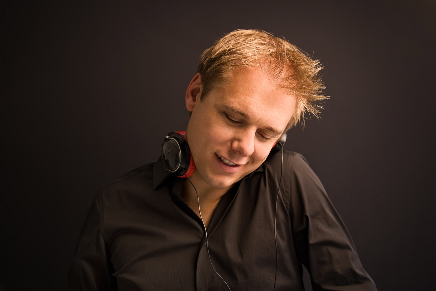 Armin van Buuren xac nhan buoi dien tai Viet Nam vao thang 12 hinh anh