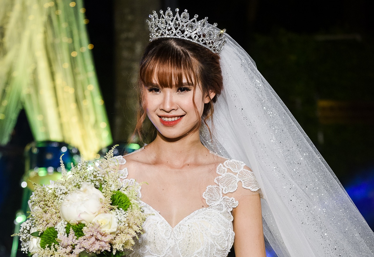 Khoi My long lay trong bo vay cuoi dinh hang nghin vien pha le hinh anh