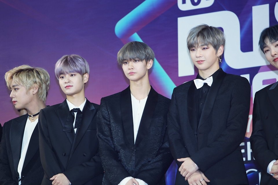Dan sao 'nam than' Han Quoc vay tay chao fan Viet tren tham do MAMA hinh anh