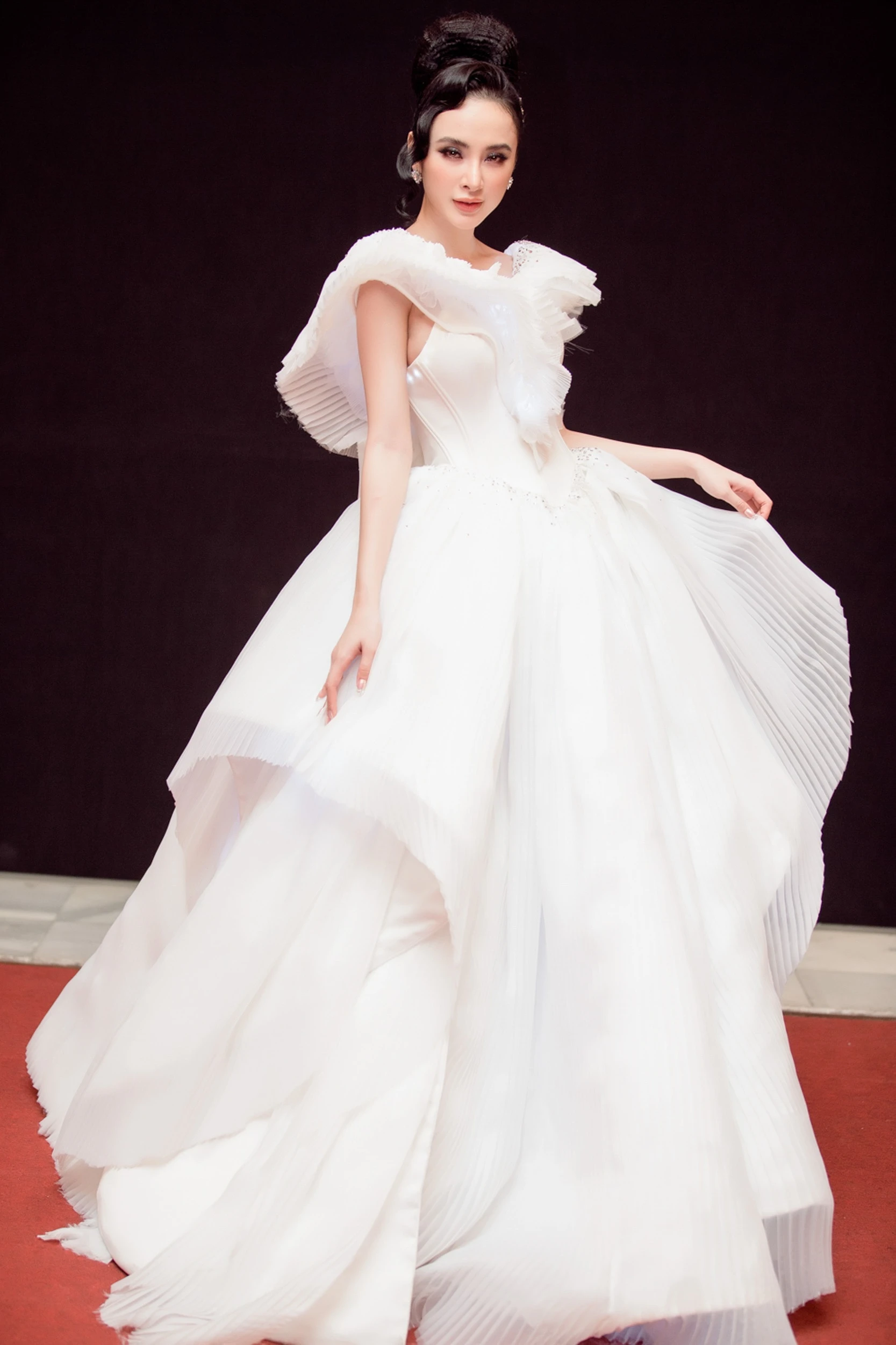 Angela Phuong trinh tren tham do MAMA anh 10