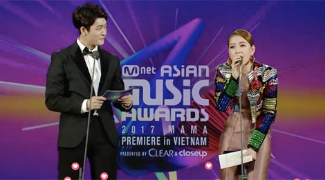 Chi Pu run ray khi hat tieng Han tai MAMA, bi khan gia phan doi hinh anh