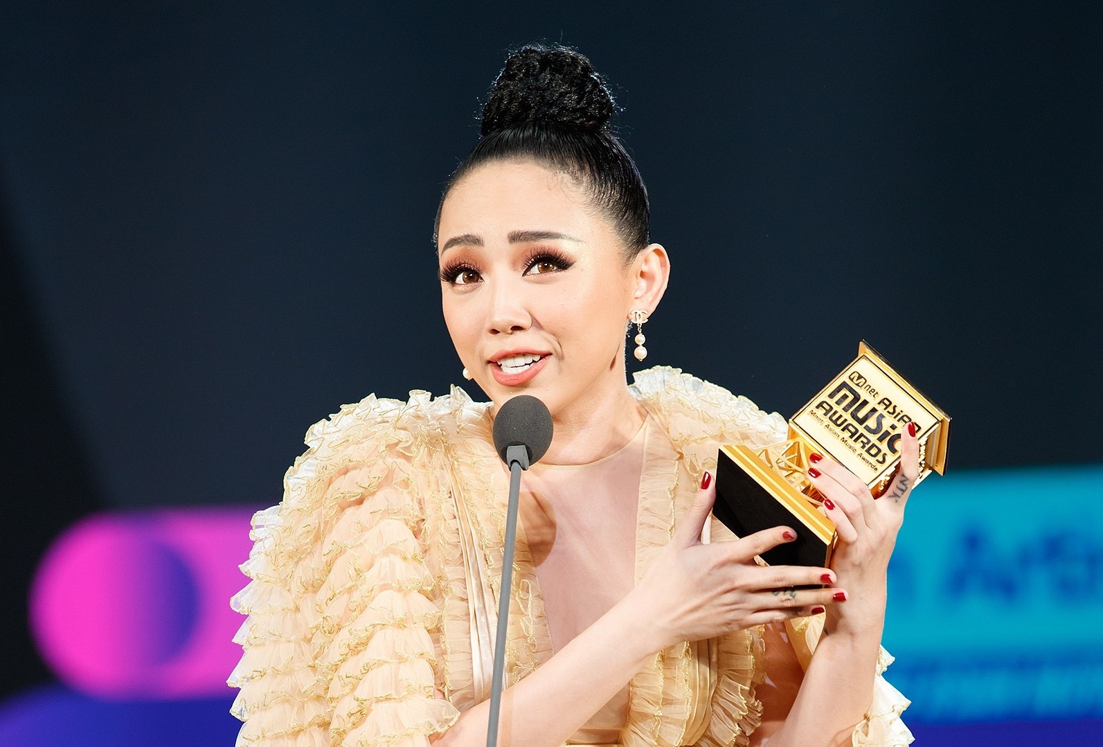 Nhung cau chuyen gay tranh cai sau MAMA 2017 hinh anh