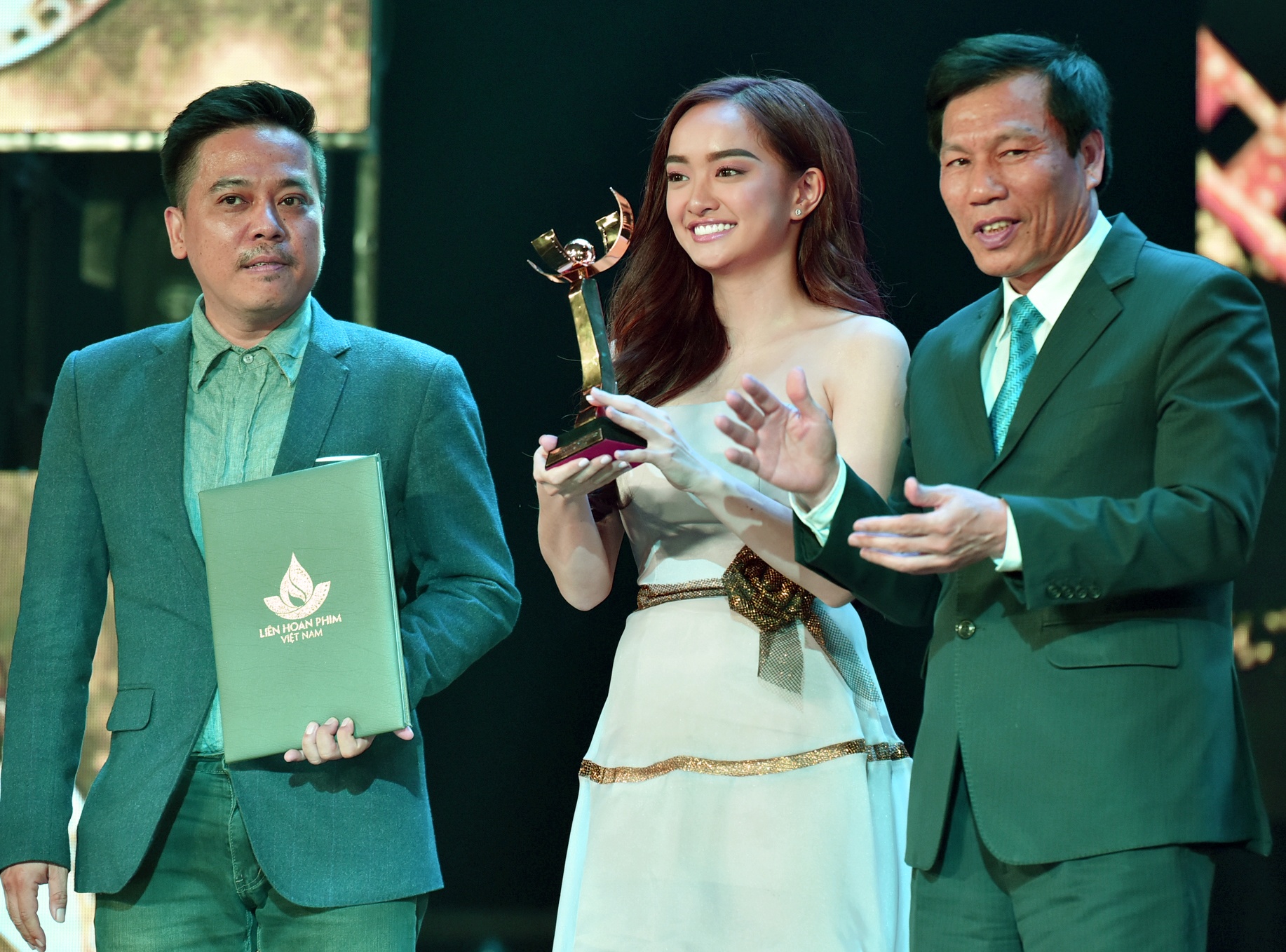 Kaity Nguyen va 'Em chua 18' doat Bong sen vang hinh anh