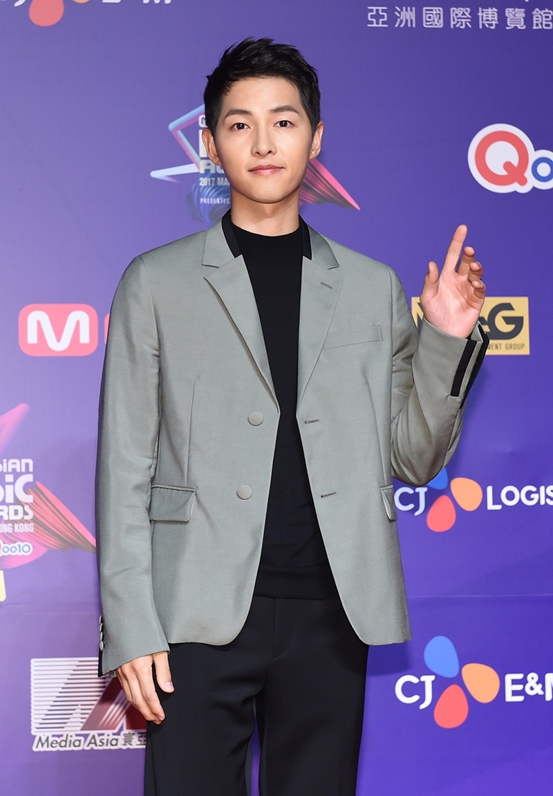 Song Joong Ki tren tham do MAMA anh 2