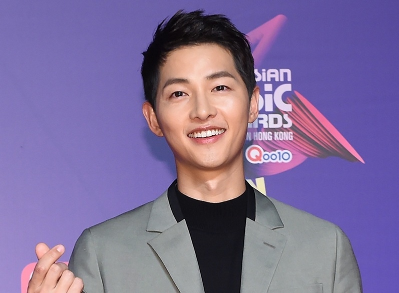 Sau ket hon, Song Jong Ki xuat hien tai MAMA Hong Kong hinh anh