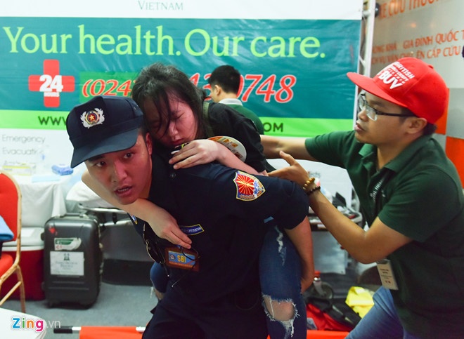 Hang loat dem nhac gay tranh cai vi tinh trang chen lan, ngat xiu hinh anh