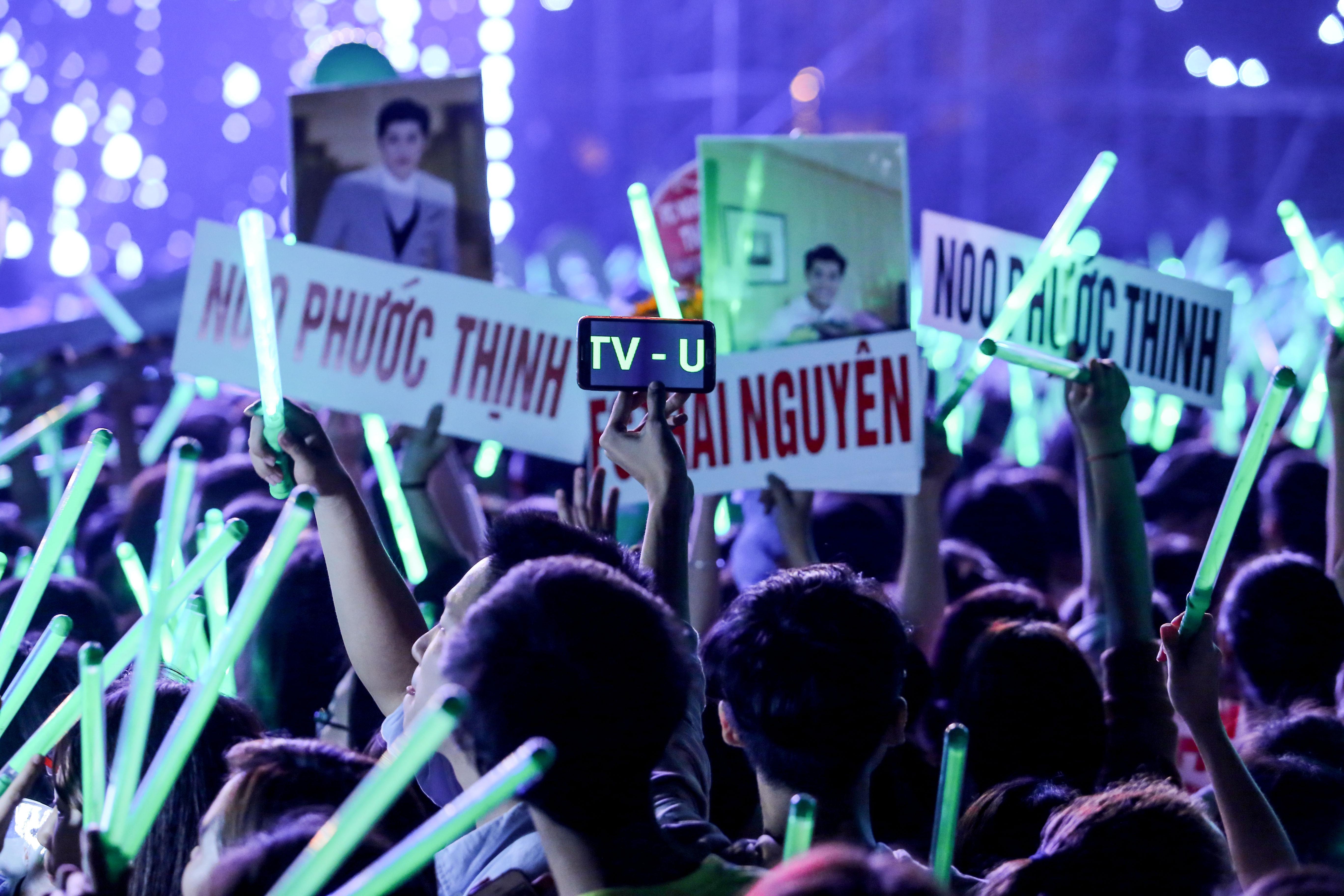 fan ngat xiu trong dem nhac Noo Phuoc Thinh anh 3