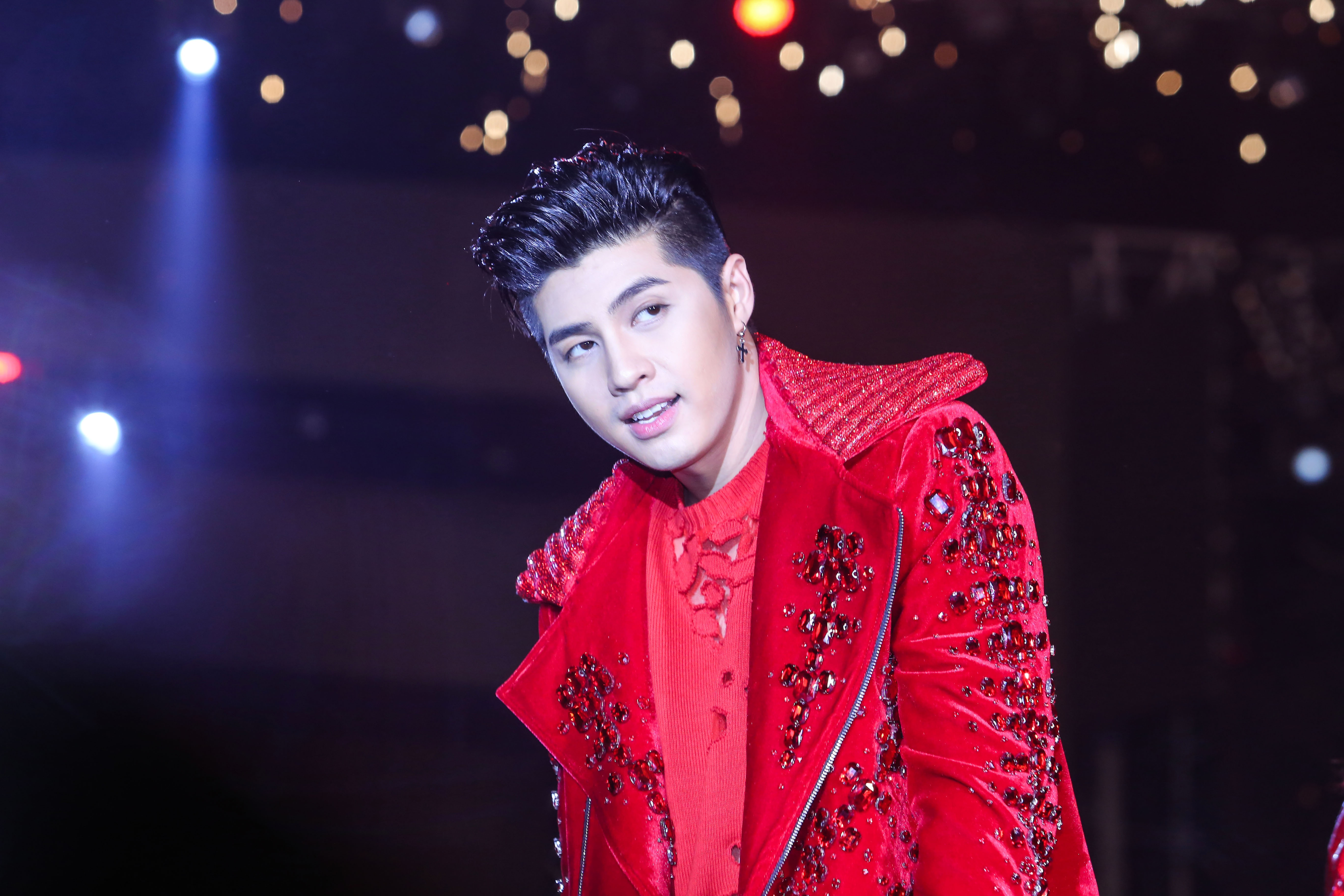 Fan ngat xiu trong dem nhac hang nghin khan gia cua Noo Phuoc Thinh hinh anh