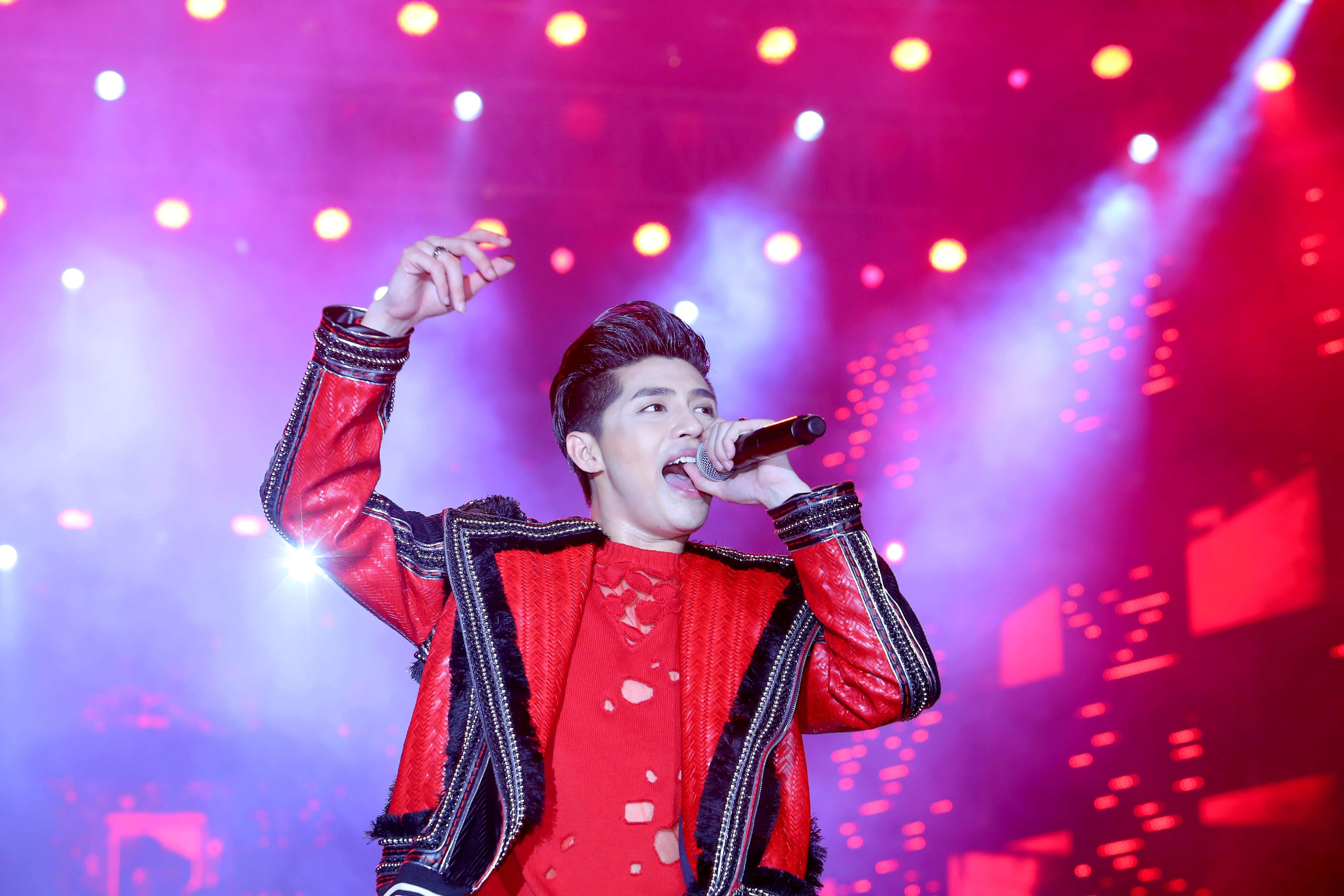 fan ngat xiu trong dem nhac Noo Phuoc Thinh anh 2