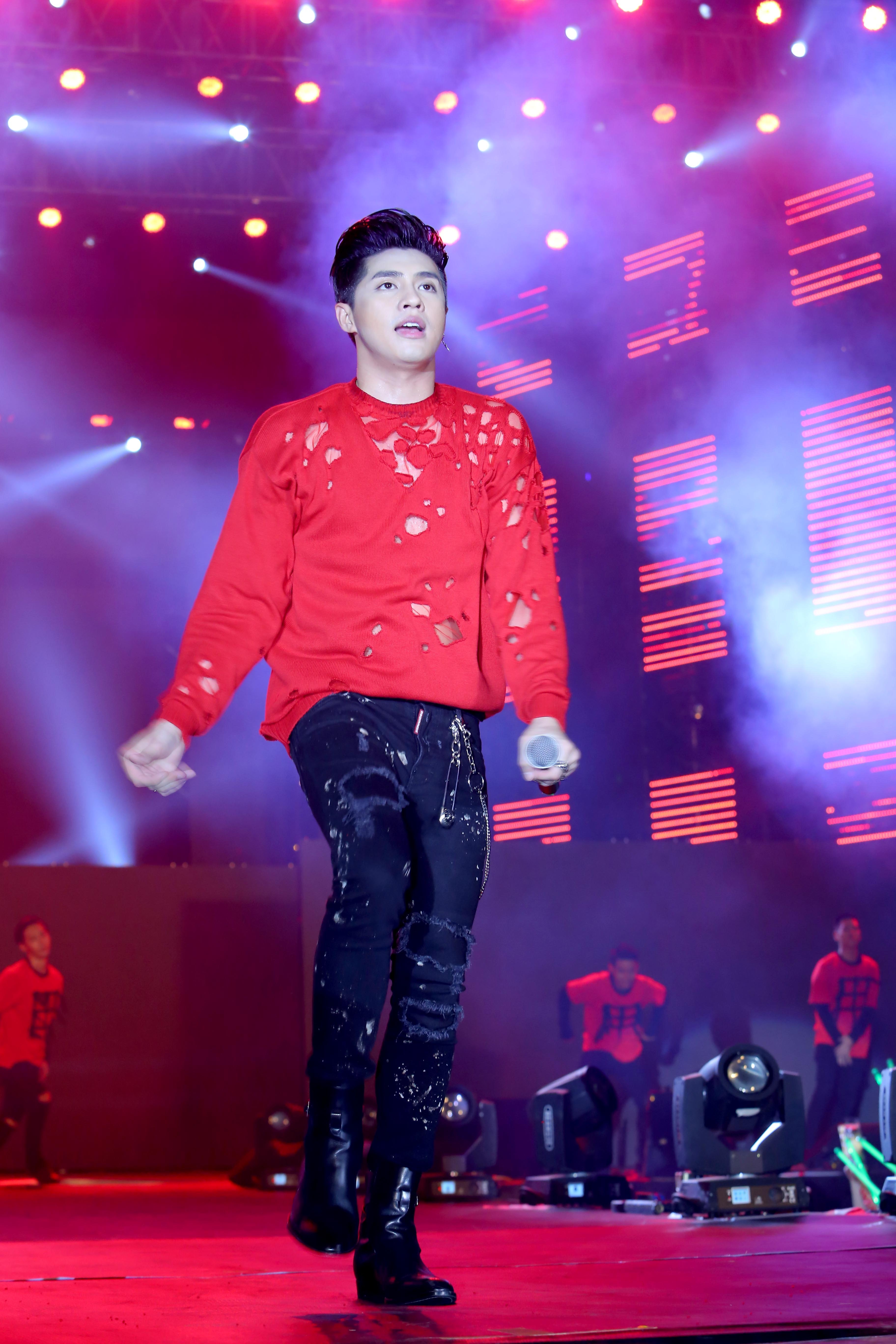 fan ngat xiu trong dem nhac Noo Phuoc Thinh anh 8