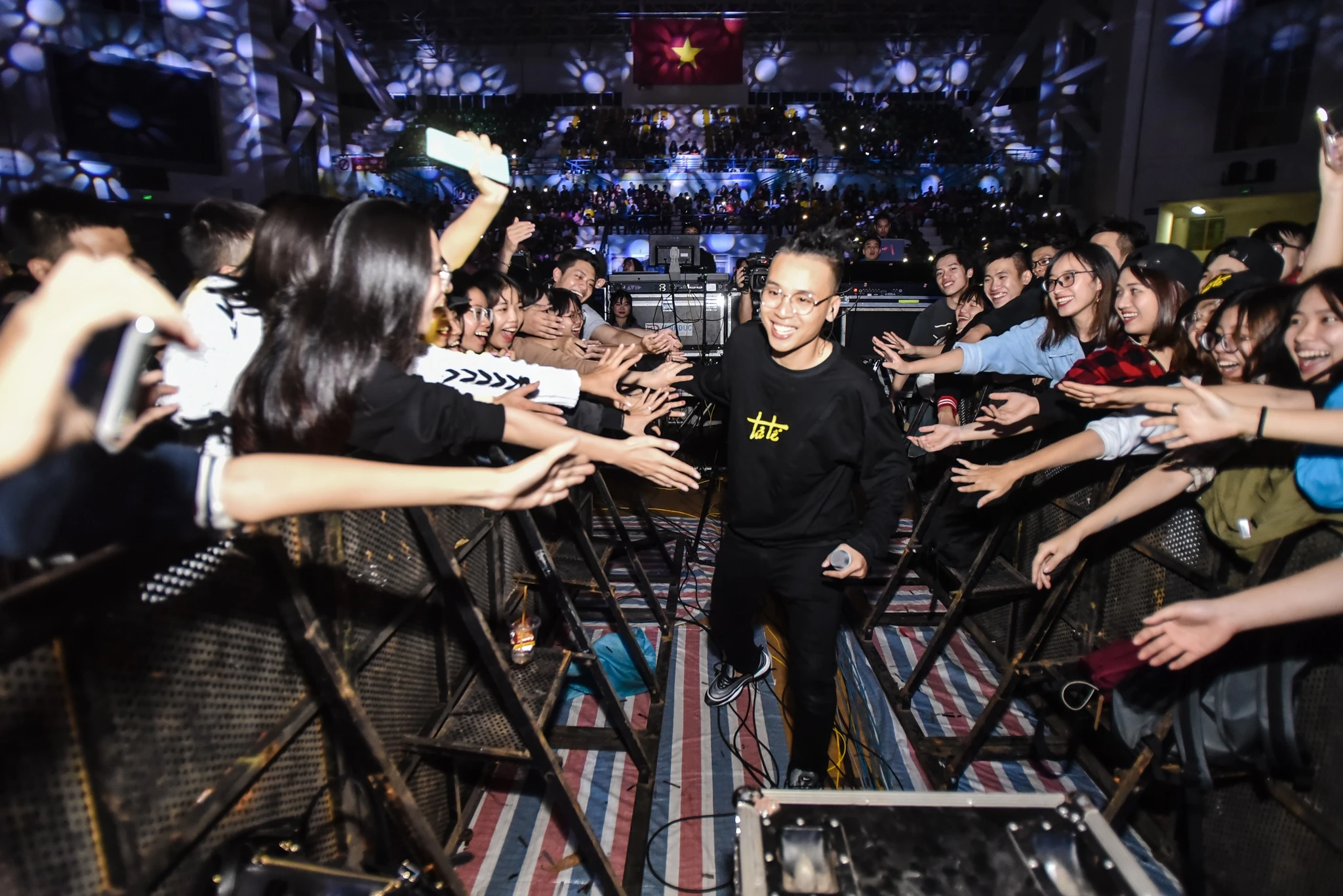 5.000 khan gia xep hang dai xem dan nghe si Underground bieu dien hinh anh