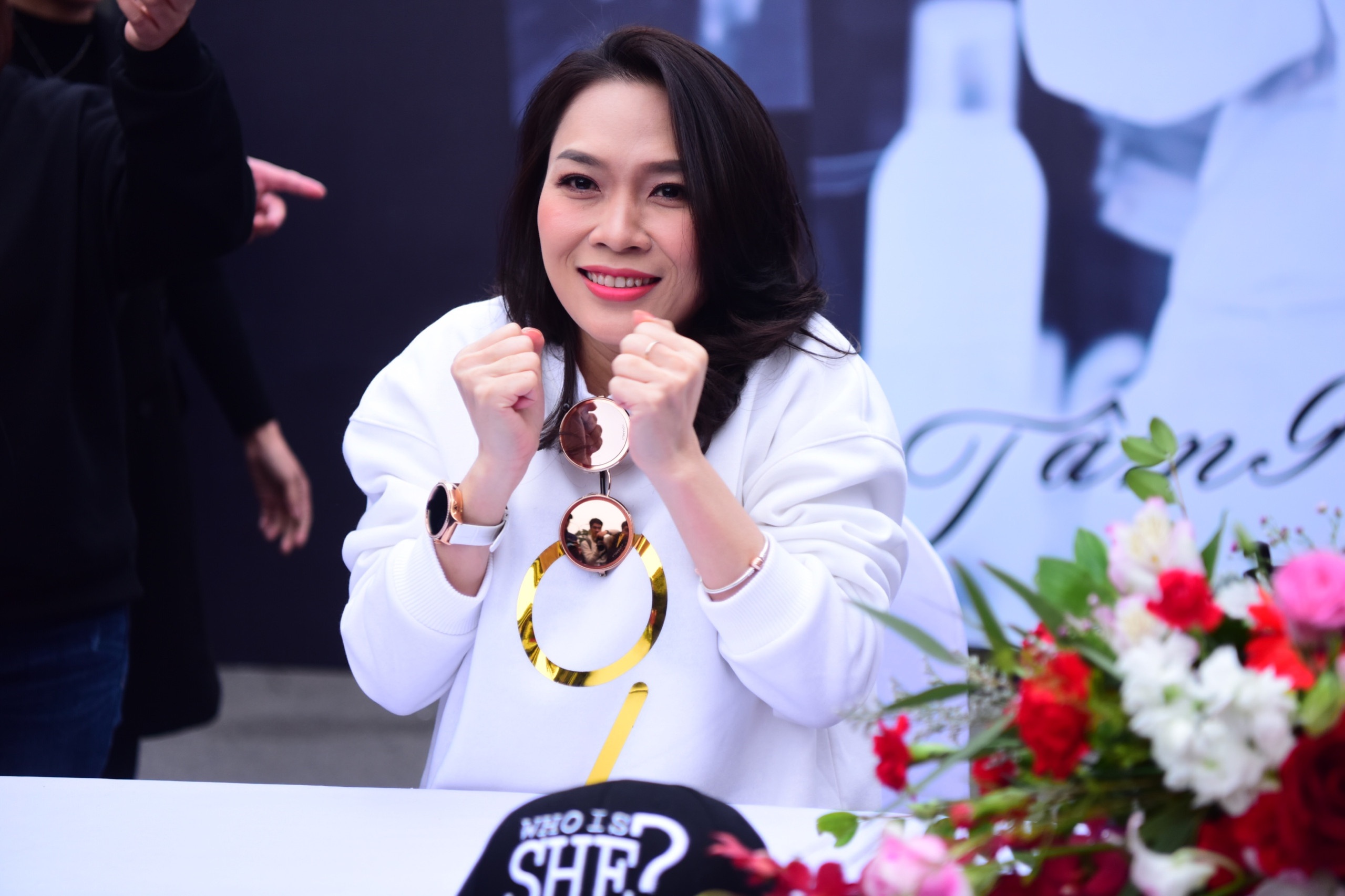 My Tam treo len ban hat, nhay 'vu dieu say ruou' giua cai lanh Ha Noi hinh anh