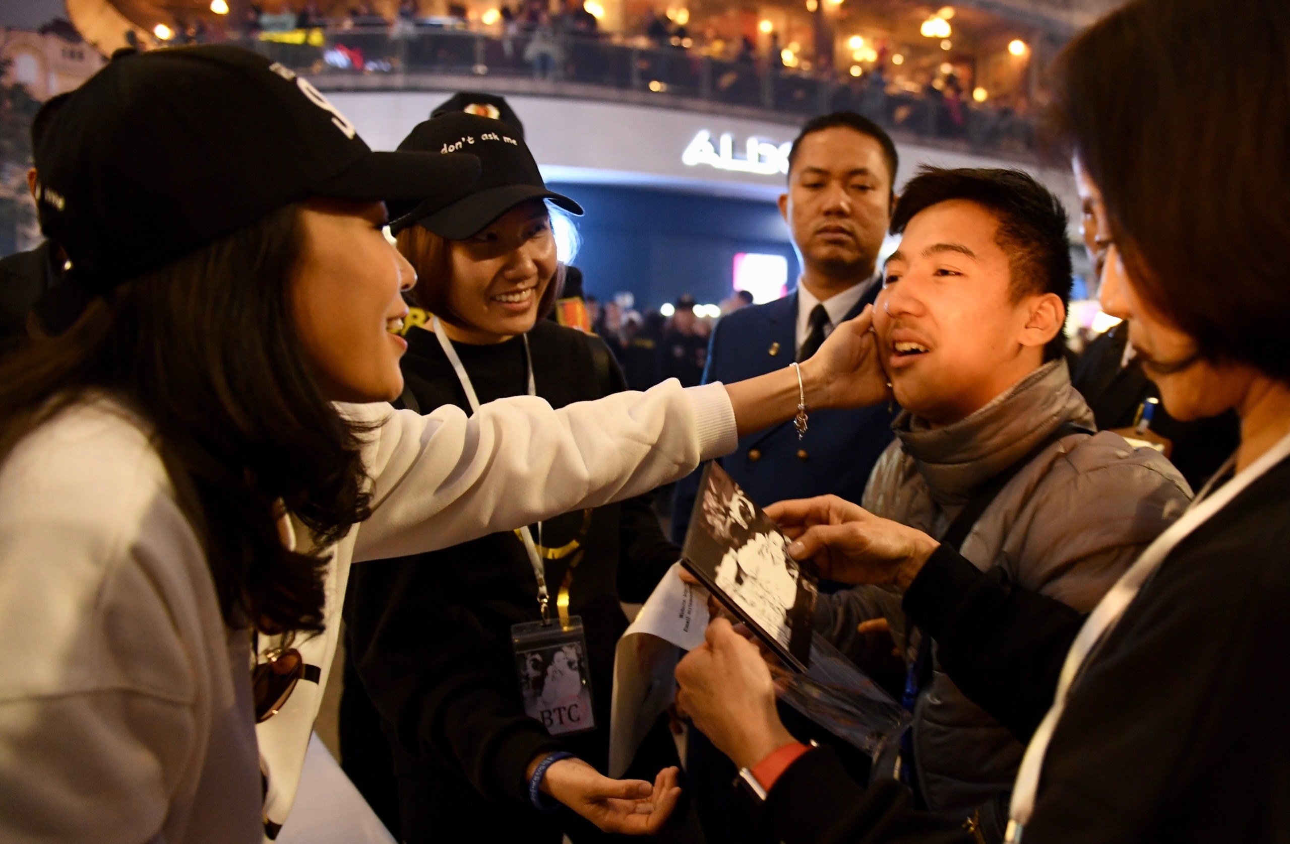 My Tam nhay tren ban anh 1