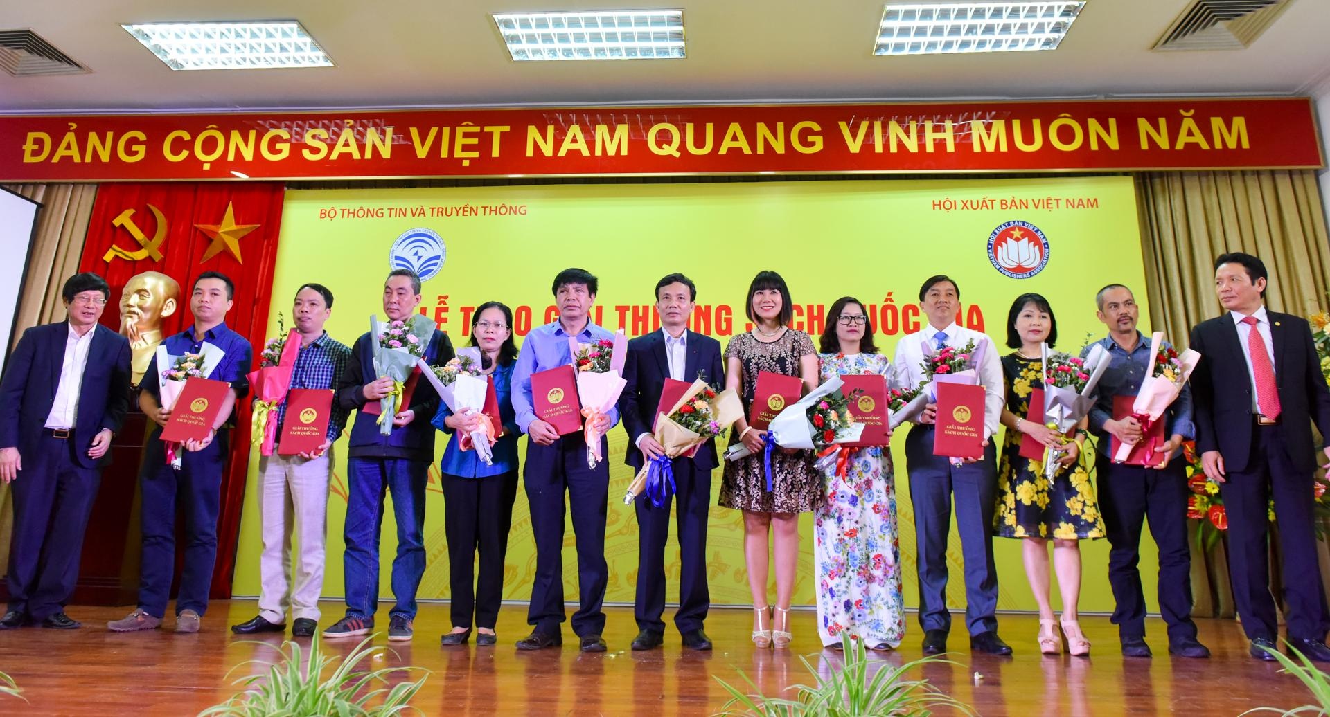 le trao giai thuong sach Quoc gia anh 4