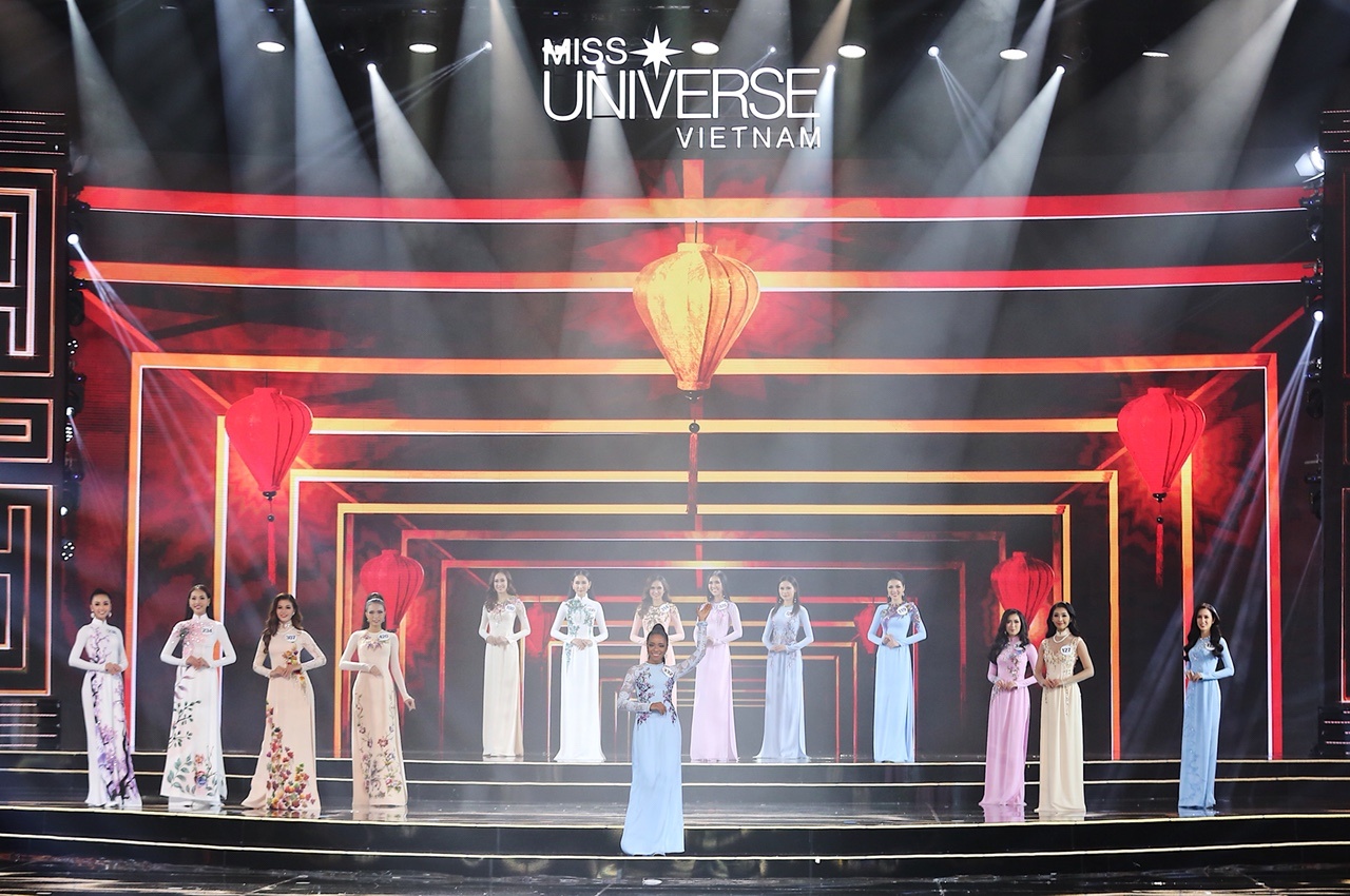 trinh dien ao dai cua hHHV anh 1