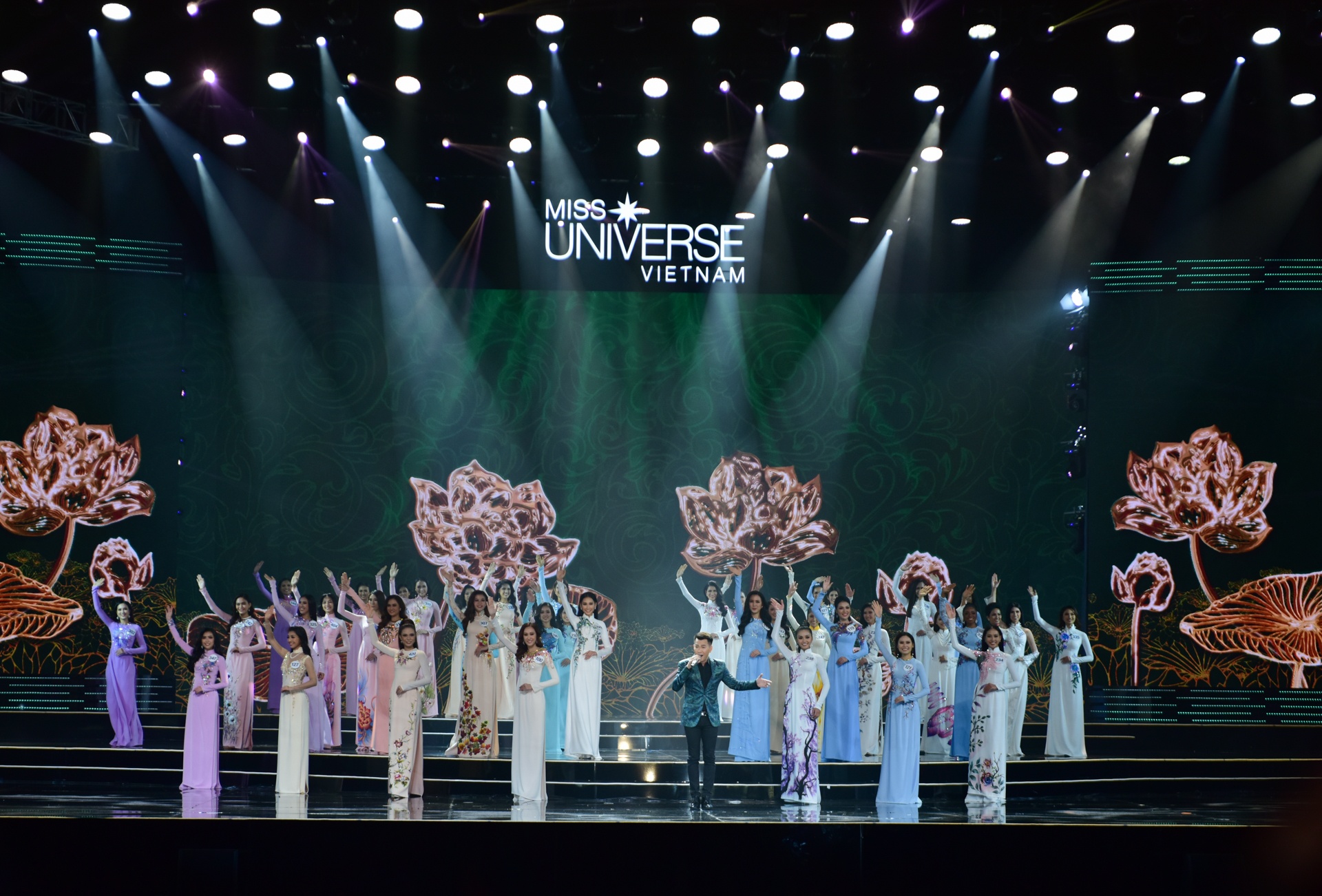 trinh dien ao dai cua hHHV anh 9