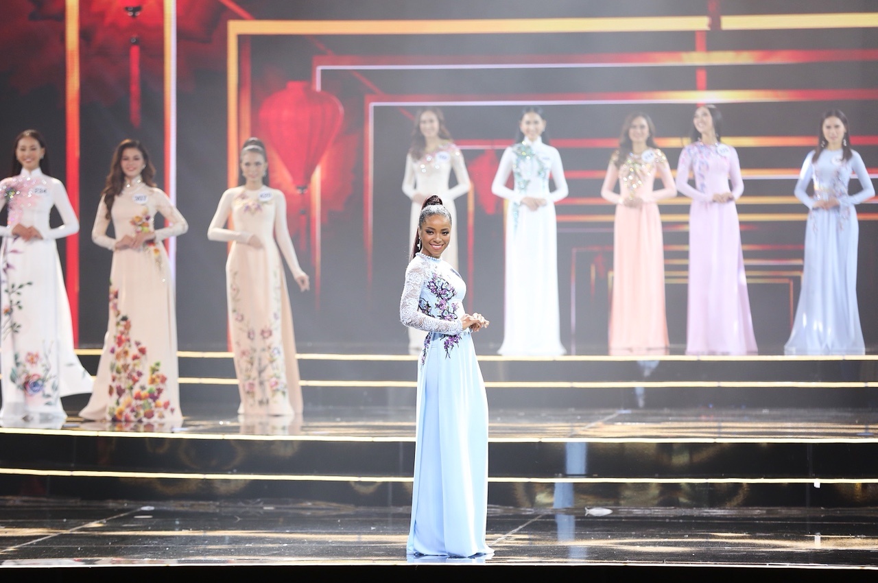 trinh dien ao dai cua hHHV anh 7