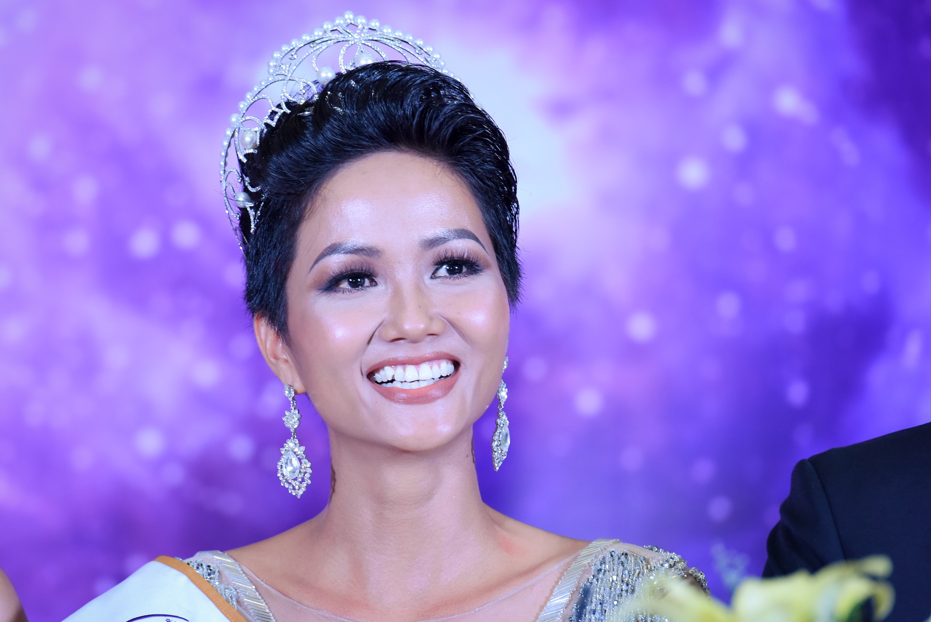 Tan Hoa hau Hoan vu H'Hen Nie: 'Vuong mien nhu ngon hai dang dan loi' hinh anh