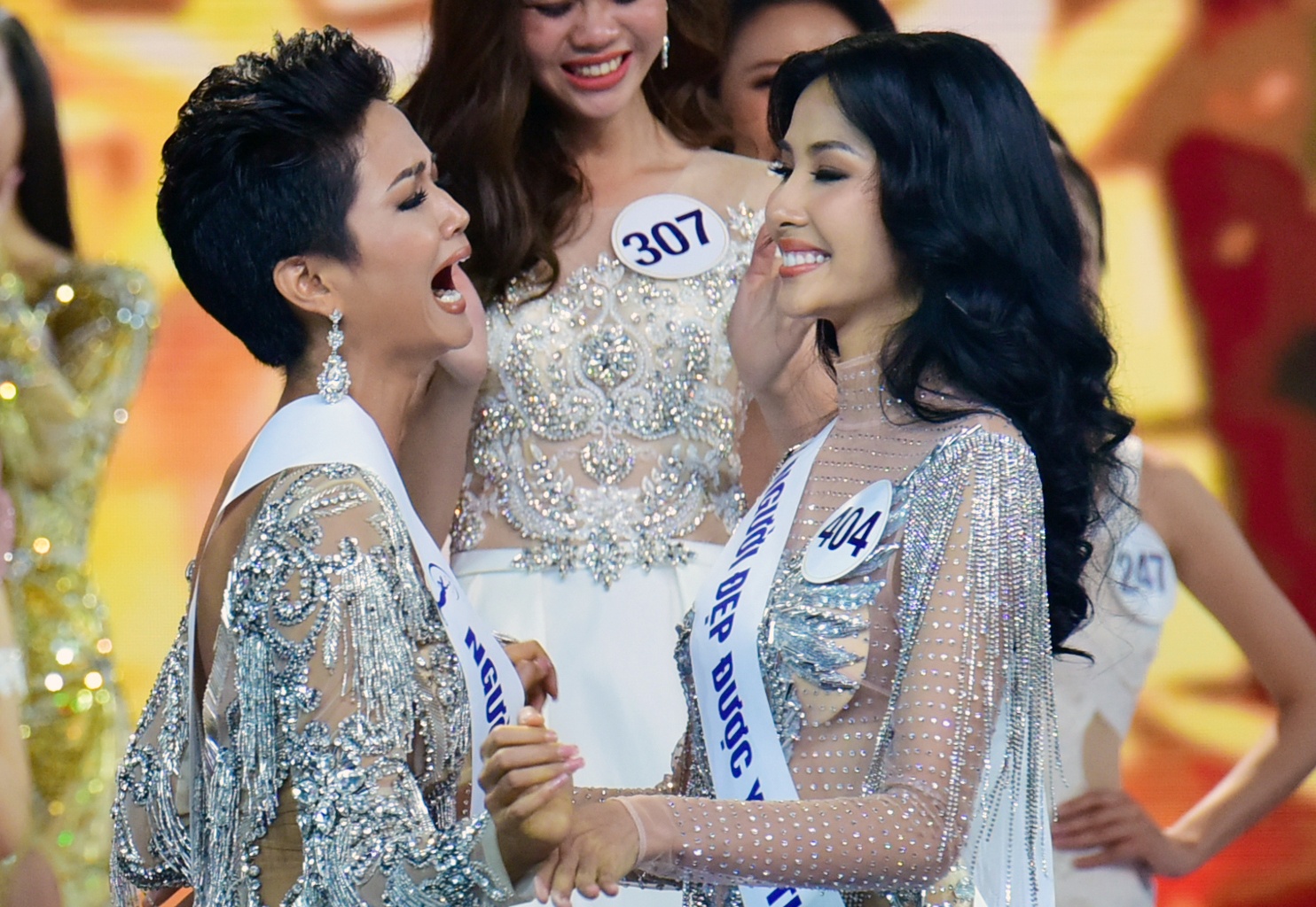 Khoanh khac dang quang cua tan Hoa hau Hoan vu Viet Nam 2017 hinh anh