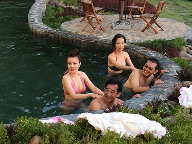 phim hài tết lạm dụng cảnh nóng ảnh 4 phim hai tet lam dung canh nong anh 4