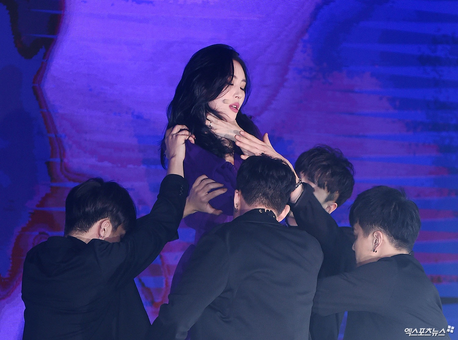 MV Heroine - Sunmi hinh anh