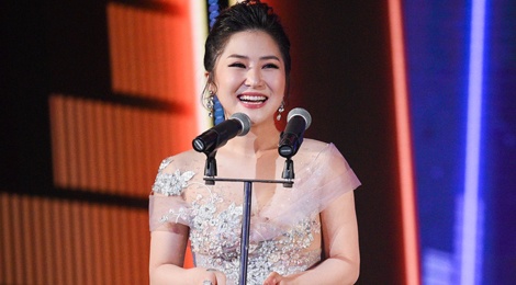 Huong Tram lap cu dup giai thuong tai Zing Music Awards 2017 hinh anh