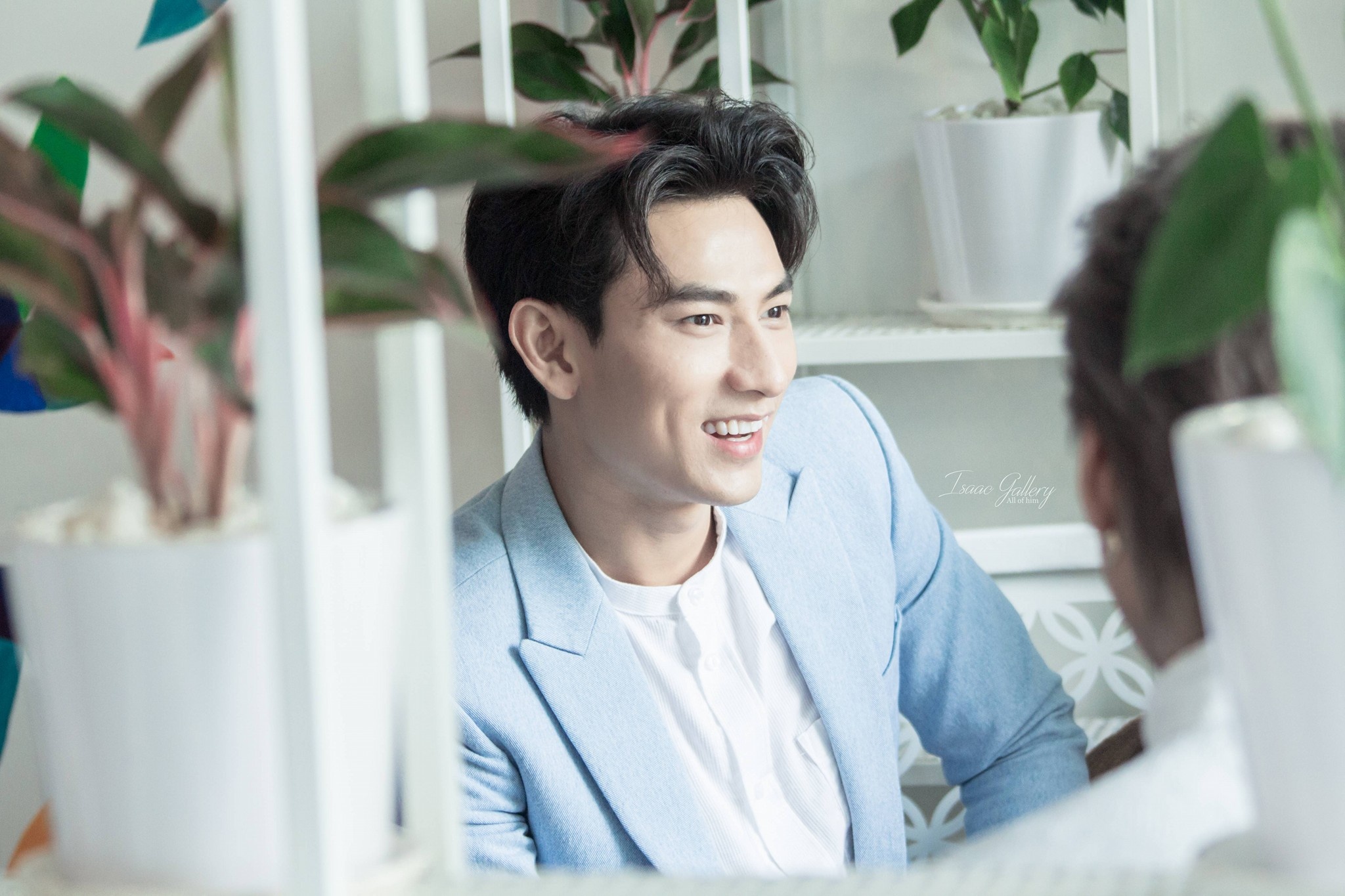 Isaac: 'Toi co gang di dien het muc co the, tru ngay Tet' hinh anh