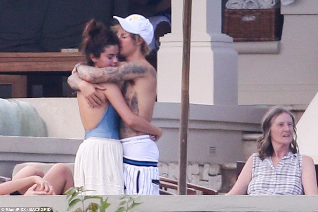 Justin Bieber va Selena Gomez tinh tu tai le cuoi cha hinh anh