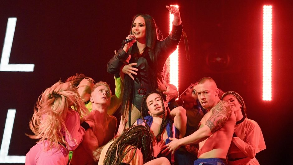 'Cong chua Disney' Demi Lovato bi chi trich trinh dien dung tuc hinh anh