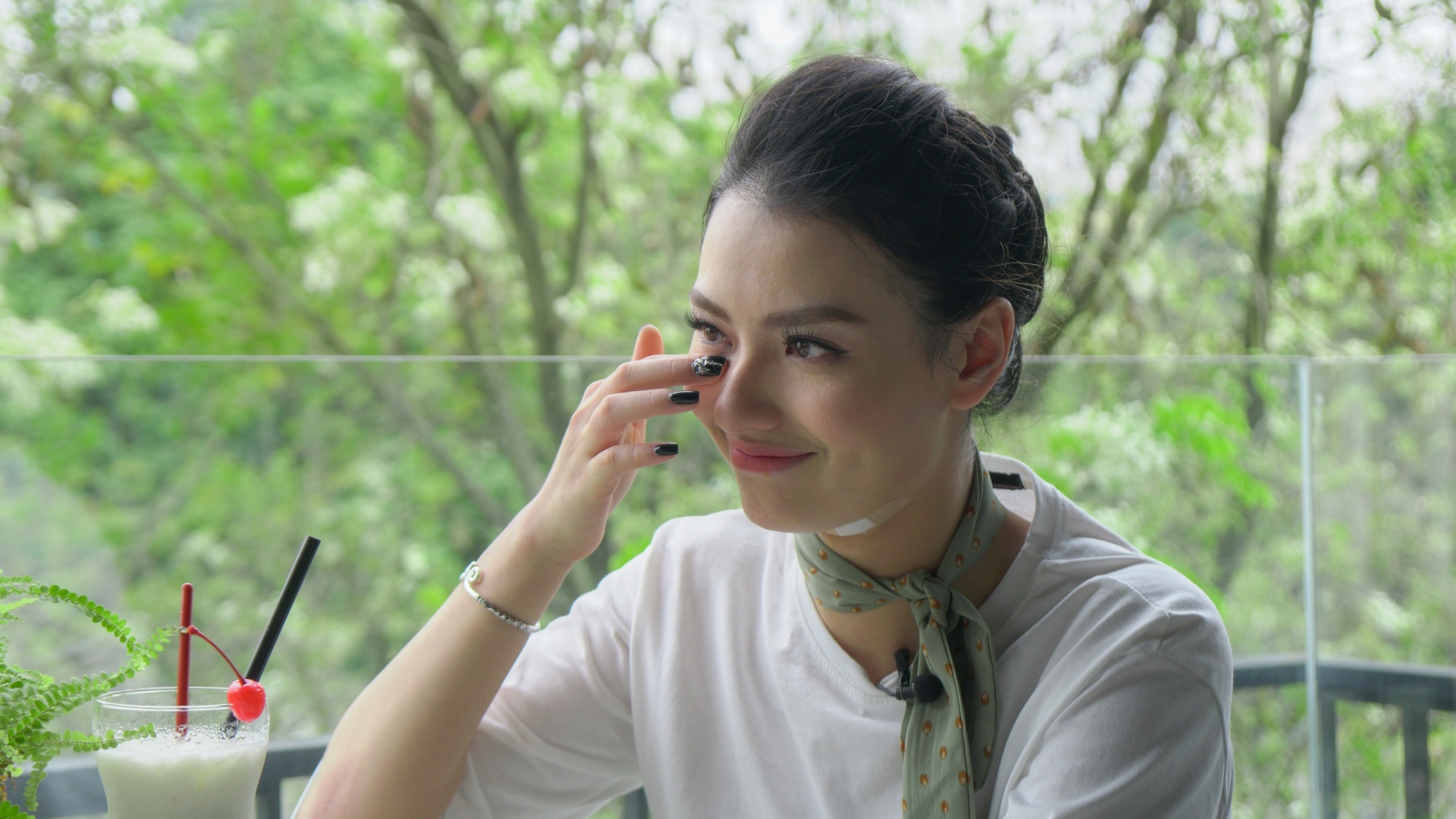 Nguoi mau Hong Que bat khoc khi nhac lai qua khu hu hong hinh anh