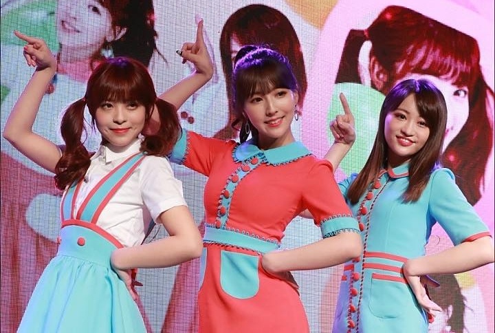 Bi tay chay, nhom nhac 3 dien vien khieu dam van tung ca khuc dau tay hinh anh