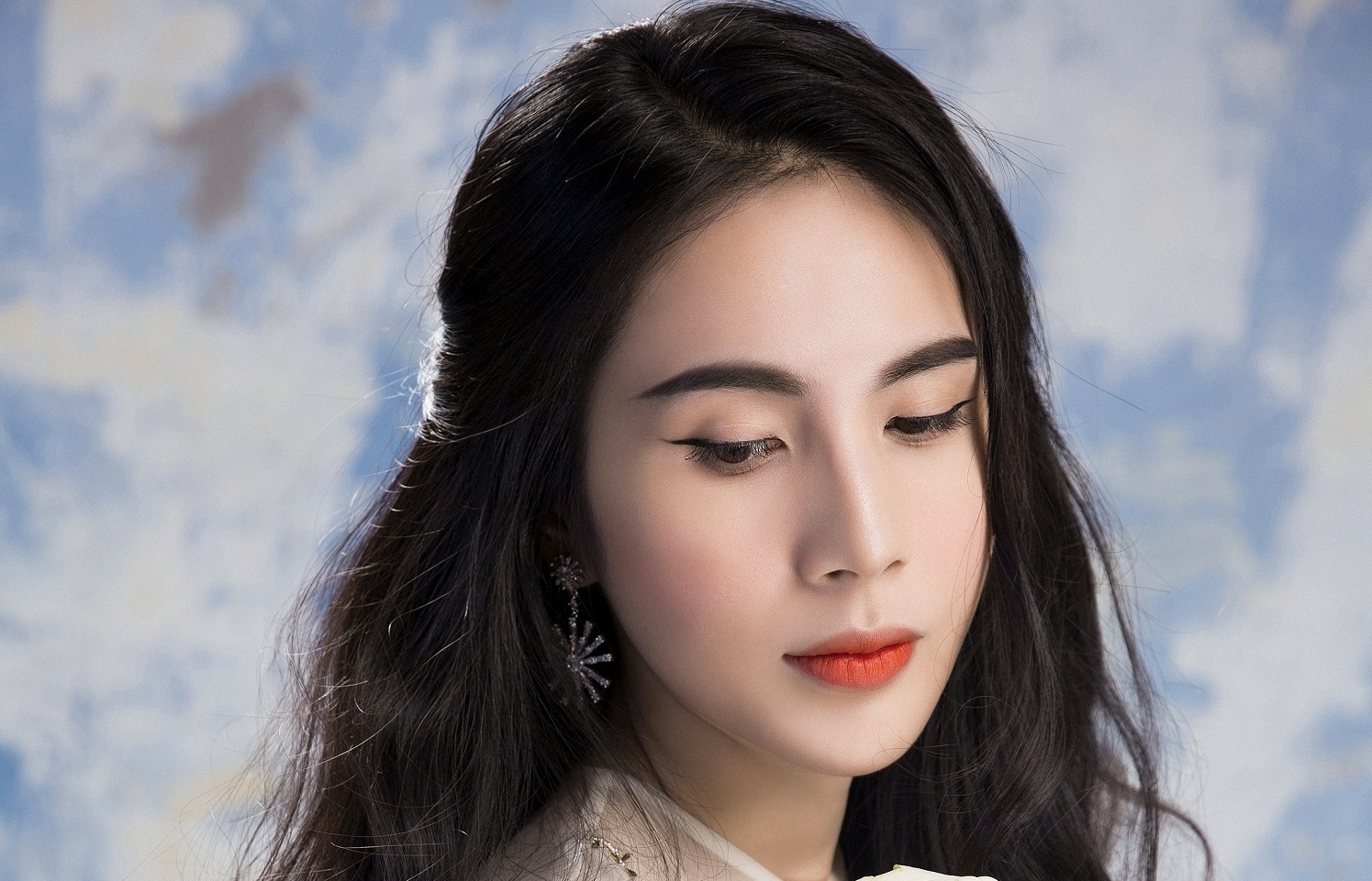 Thuy Tien bat khoc khi hat ve moi tinh tay ba hinh anh