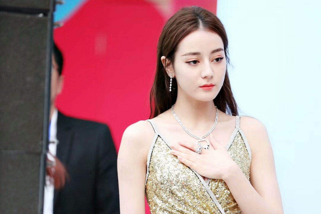 My nu Tan Cuong Dich Le Nhiet Ba dep lan at Anh hau tren tham do hinh anh