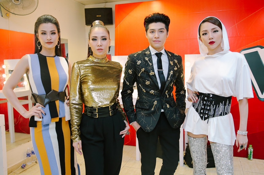 Vi sao HLV The Voice cu he ra mat la gay tranh cai? hinh anh