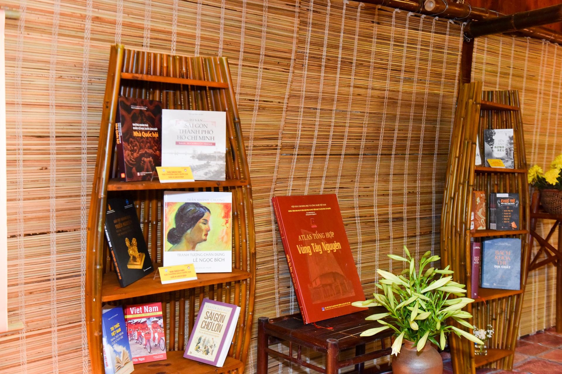 le trao giai thuong sach Quoc gia anh 9