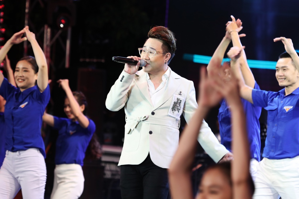 Dem nhac pho di bo anh 3