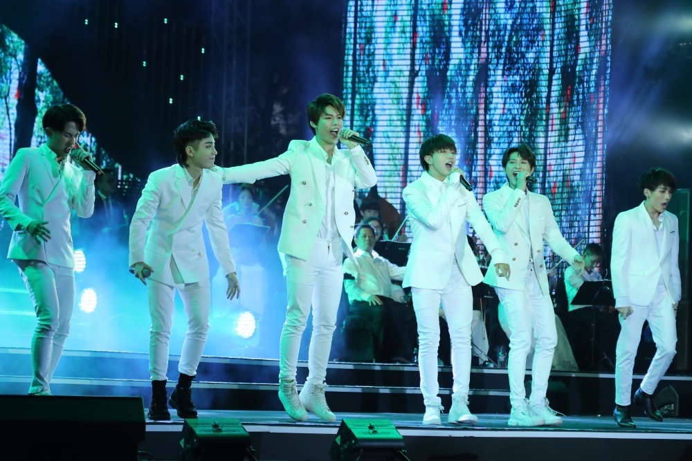 Dem nhac pho di bo anh 10