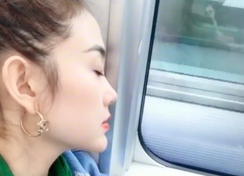 Bat chap nghi an phau thuat tham my, Minh Hang tiep tuc khoe cam nhon hinh anh