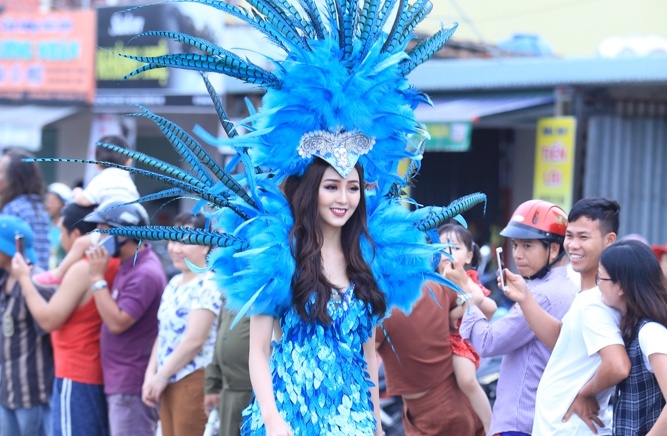 Dan nguoi mau mac trang phuc ruc ro dieu hanh tren duong pho hinh anh