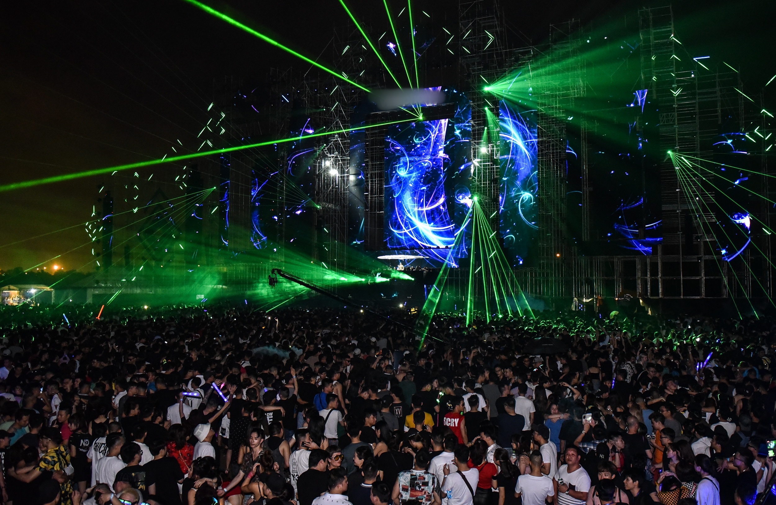 Above & Beyond den viet nam anh 1