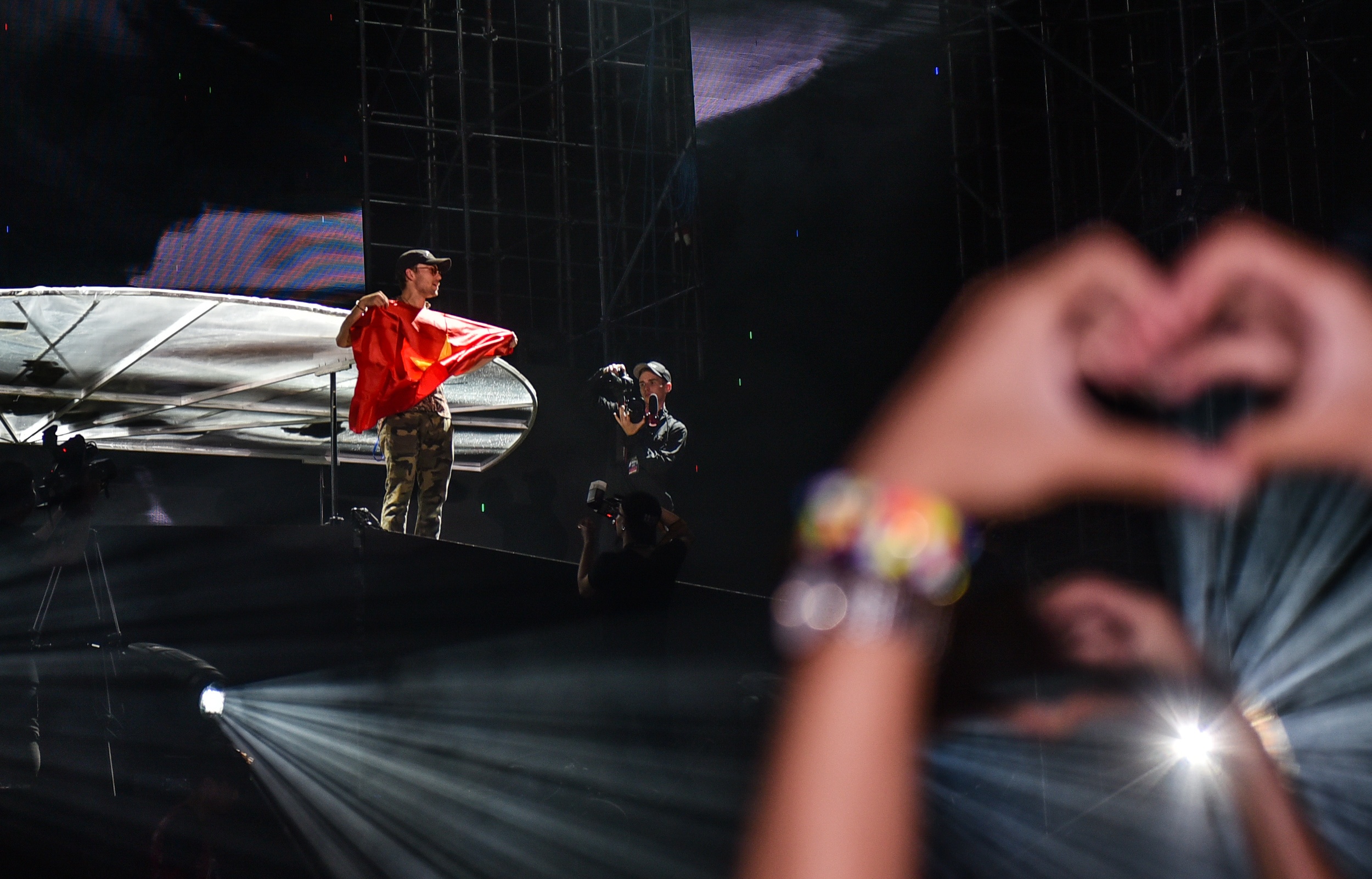 Above & Beyond den viet nam anh 2