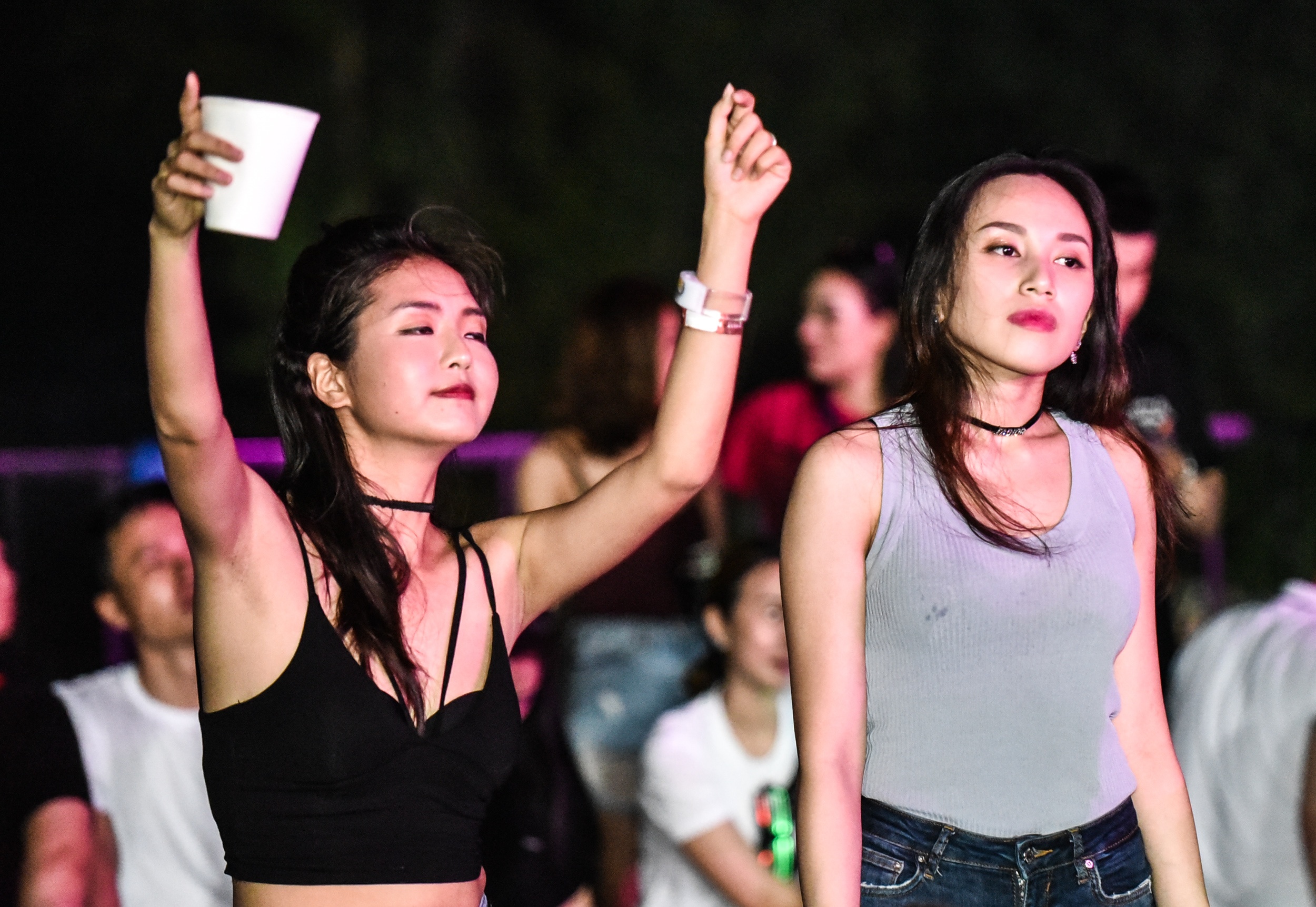 Hang nghin khan gia cuong nhiet trong dem nhac EDM hinh anh