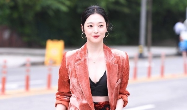 Sulli lan at Hoa hau Han Quoc khi mac goi cam tren tham do hinh anh