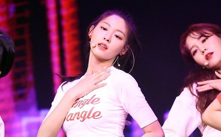 'Nu than Kpop' Seolhyun khoe than hinh goi cam tren san khau hinh anh