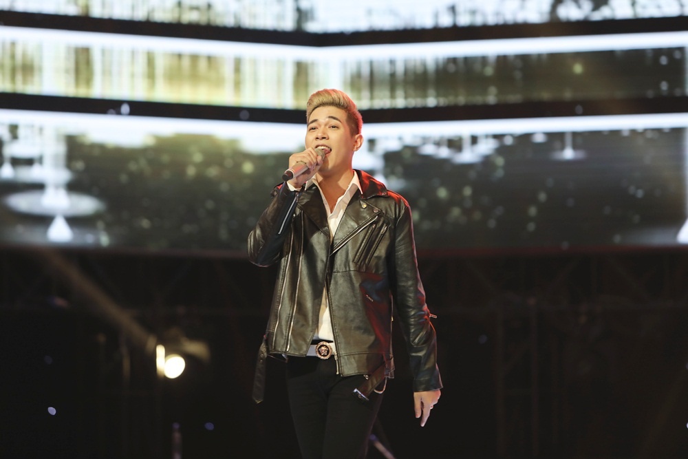 Chang trai Campuchia hat 'Huong a' de chinh phuc HLV Giong hat Viet hinh anh